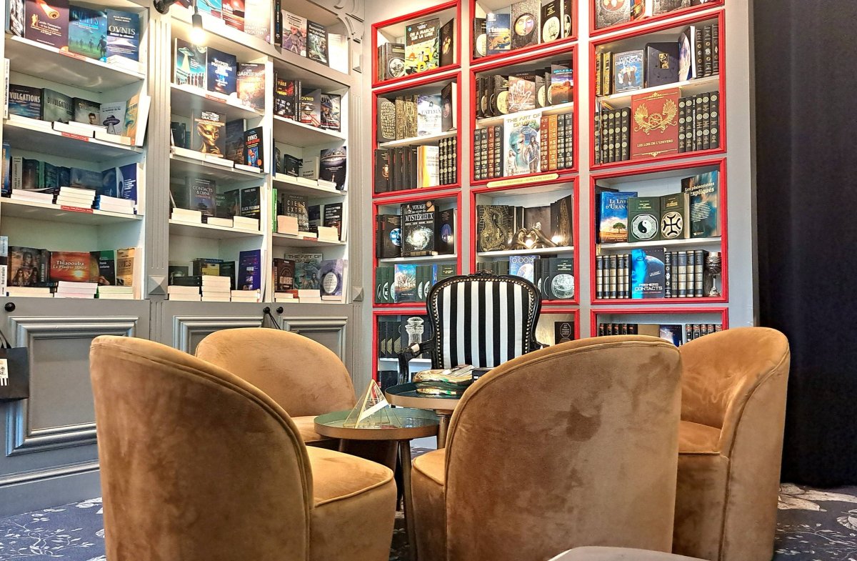 Librairie L'Etrange Chapitre Façade de la librairie